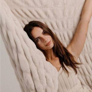 Luxurious Lola Blankets/Antique Ivory/Size L/60”x72”/Throw/Blanket/NIB! SEALED!